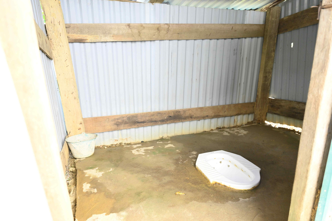 Nhà vệ sinh tại điểm trường mầm non Nậm Mười chỉ là công trình quây tạm cho cả học sinh nam nữ sử dụng, cách xa phòng học, gần bãi rác, không nước dội rửa, không có chậu rửa tay…