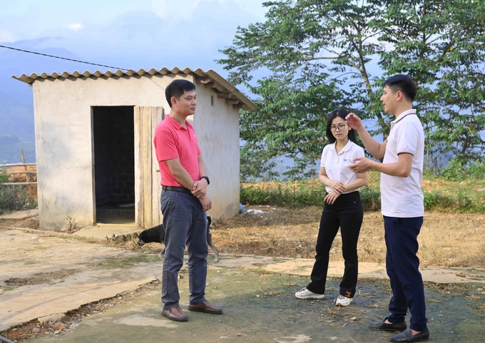 Chuyên gia của Quỹ Vì tầm vóc Việt trực tiếp khảo sát thực trạng và nhu cầu về nhà vệ sinh trường học tại các điểm trường vùng cao.