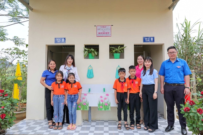 Một nhà vệ sinh mới được xây tặng trong chương trình '1.000 Nhà vệ sinh cho em' của Quỹ Vì tầm vóc Việt.