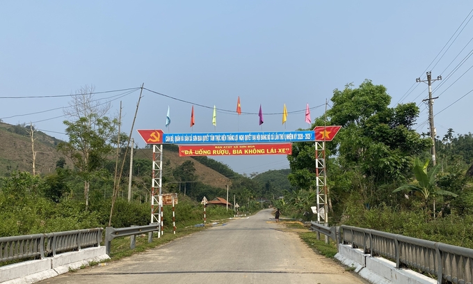 Là huyện miền núi còn khó khăn nhưng cơ sở hạ tầng giao thông ở xã Sơn Bua được đầu tư khá đồng bộ. Ảnh: L.K.