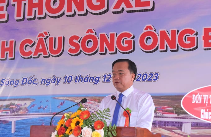 Ông Huỳnh Quốc Việt, Chủ tịch UBND tỉnh Cà Mau phát biểu tại lễ thông xe. Ảnh: Trọng Linh.