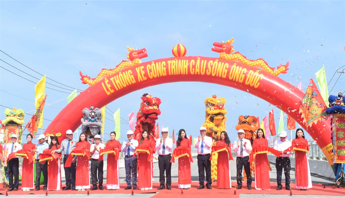 Ngày 10/12, tỉnh Cà Mau tổ chức lễ thông xe công trình cầu sông Ông Đốc. Ảnh: Trọng Linh.