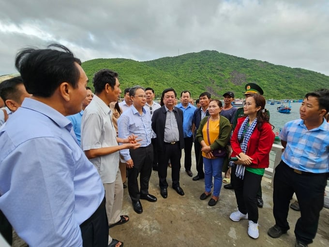 Minister Le Minh Hoan during his official visit to Bich Dam Island, Nha Trang Bay, Khanh Hoa province. Photo: KS.