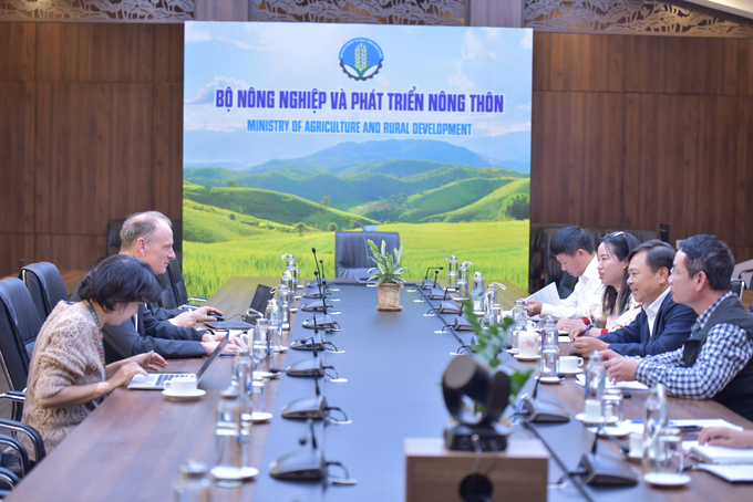 Deputy Minister of the Ministry of Agriculture and Rural Development, Mr. Nguyen Hoang Hiep, received and held discussions with Mr. Patrick Haverman, Deputy Resident Representative of the United Nations Development Programme (UNDP) in Vietnam. Photo: Minh Phuc. 