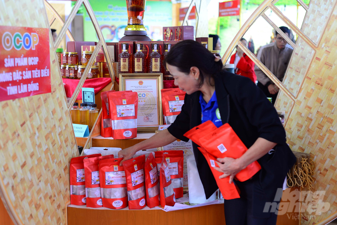 Một chủ thể tổ chức trưng bày sản phẩm tại hội nghị kết nối, xúc tiến tiêu thụ nông sản ở Đà Lạt hồi đầu tháng 11/2023. Ảnh: Minh Hậu.