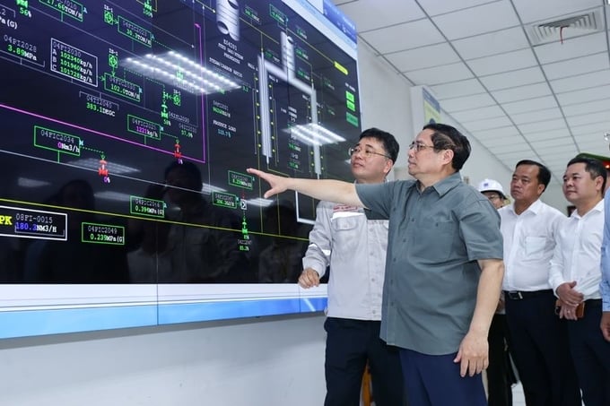 Thủ tướng Phạm Minh Chính thăm Cụm khí điện đạm Cà Mau. Ảnh: VGP.