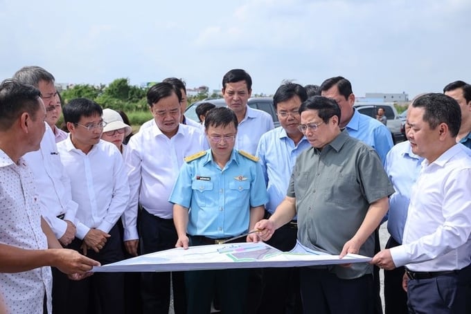 Thủ tướng Phạm Minh Chính khảo sát việc nâng cấp, cải tạo đường bay Cà Mau. Ảnh: VGP.