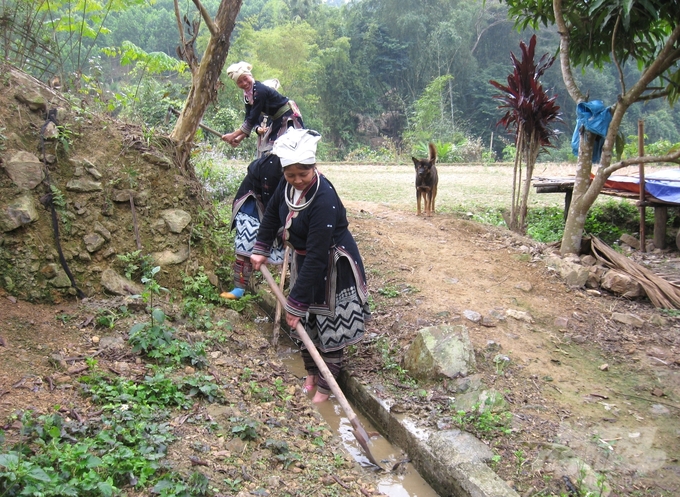 Người nông dân ở Tuyên Quang nạo vét kênh mương phục sản xuất vụ đông xuân năm 2023-2024. Ảnh: Đào Thanh.