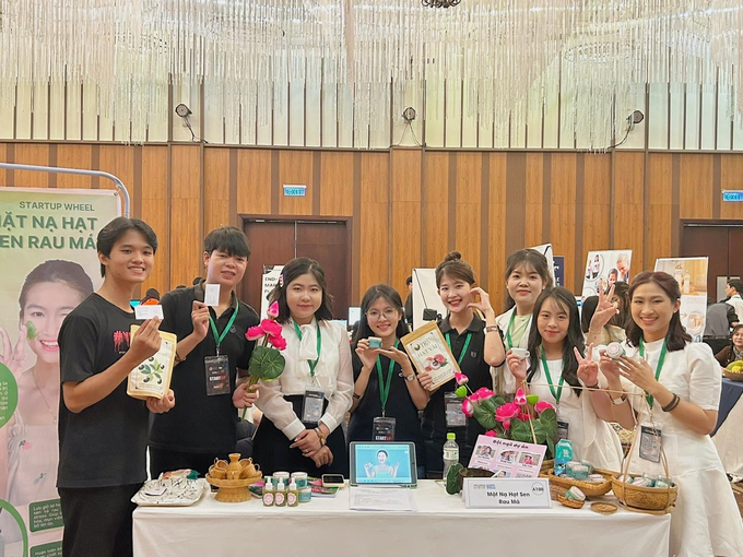  A set of lotus products was introduced by Mai Huong's group of friends at the competition. Photo: Ho Thao.