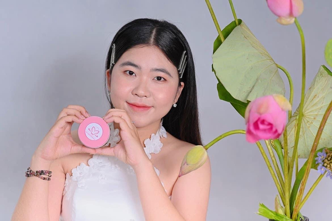 The Mai Huong Group's lotus essential oil product is introduced on their personal page. Photo: Ho Thao.