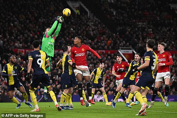 Man United chơi nỗ lực hơn trong hiệp 2 để tìm kiếm bàn thắng. Ảnh: Dailymail.