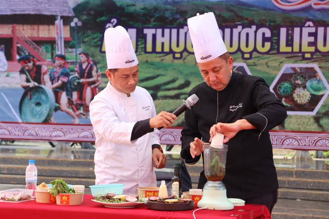 Super chef Do Quang Long shows off his talents with dishes from ginseng. Photo: Tuan Anh.