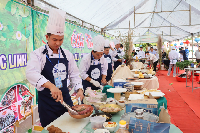 22 teams compete to prepare dishes from ginseng. Photo: Tuan Anh.