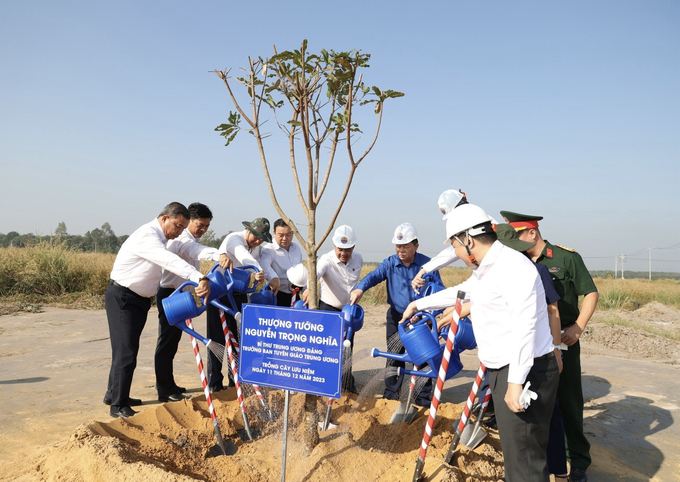 Trưởng ban Tuyên giáo Trung ương Nguyễn Trọng Nghĩa trồng cây lưu niệm tại dự án 'Khu chăn nuôi ứng dụng công nghệ cao DHN Tây Ninh'.