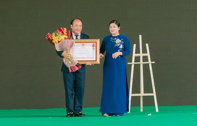 Bà Trần Tuệ Hiền, Chủ tịch UBND tỉnh Bình Phước thừa uỷ quyền, trao Huân chương Lao động hạng Ba của Chủ tịch nước cho ông Phạm Hương Sơn (con trai ông Phạm Công Trường) thay mặt bố đón nhận.