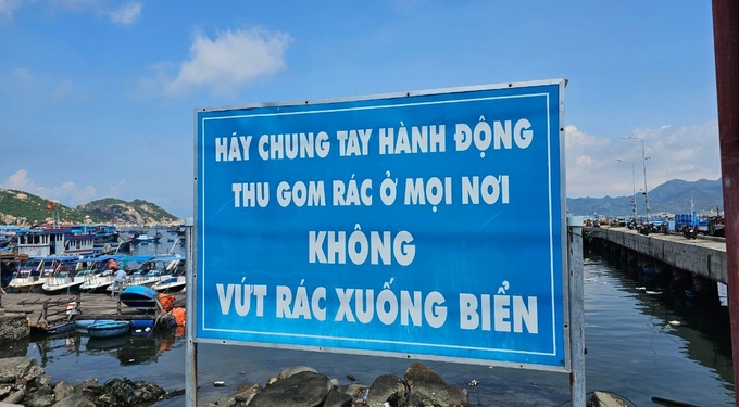Xã Cam Bình đang nỗ lực tuyên truyền người dân chung tay bảo vệ môi trường nuôi biển. Ảnh: KS.