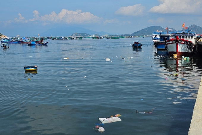 Những tháng mùa này, rác tấp vào nhiều trên đảo Bình Ba. Ảnh: KS.