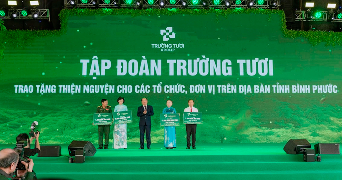 Ông Phạm Hương Sơn, Chủ tịch HĐQT Tập đoàn Trường Tươi trao nhiều tỷ đồng tài trợ cho các hoạt động thiện nguyện.