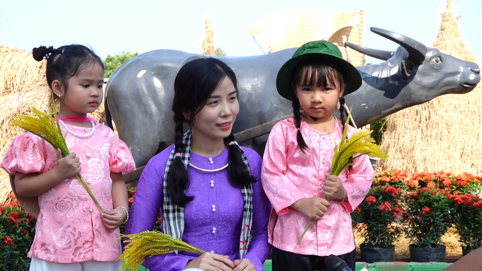 Cô Cẩm Tiên dẫn các em nhỏ khám phá Con đường lúa gạo. Ảnh: Thanh Thủy.