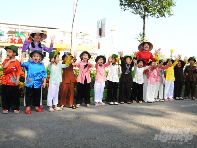 Hau Giang students enjoyed being led by the teachers to experience and visit Vietnam's rice roads. Photo: Trung Chanh.