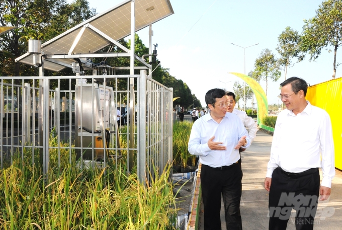 Deputy Minister of Agriculture and Rural Development Hoang Trung (left) and Vice Chairman of Hau Giang Provincial People's Committee visit the Vietnam Rice Road. Photo: Trung Chanh.