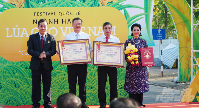 Con đường lúa gạo Việt Nam được Tổ chức Kỷ lục Việt Nam trao 2 xác lập kỉ lục ngay trong lễ khai mạc. Ảnh: Lê Bình.