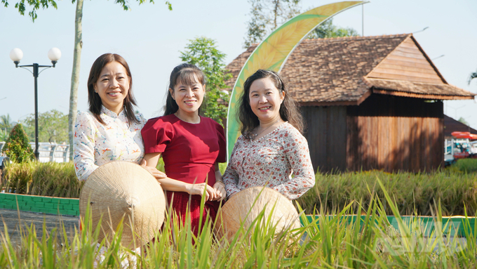 Festival Quốc tế Ngành hàng lúa gạo Việt Nam - Hậu Giang 2023 là dịp để nhiều người lưu giữ những khoảnh khắc đẹp bên những bông lúa. Ảnh: Lê Bình.