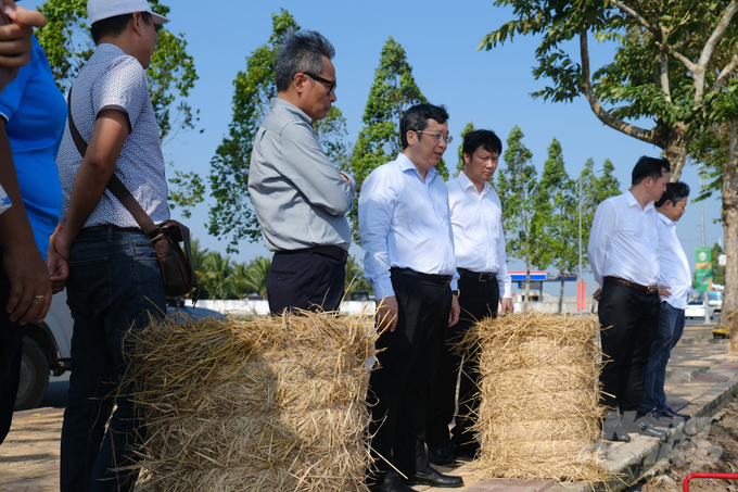 Thứ trưởng Hoàng Trung kiểm tra, chỉ đạo công tác chuẩn bị cho buổi trình diễn cơ giới hóa gieo sạ, mô hình nông nghiệp tuần hoàn từ rơm, mô hình canh tác lúa thông minh vào sáng 11/12.