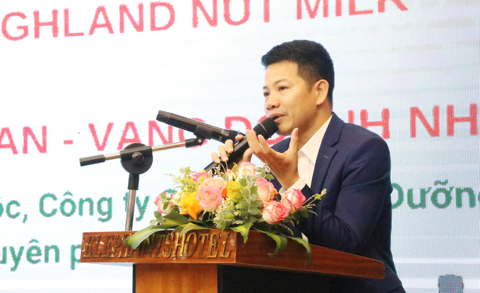 Ông Đường Văn Quân, Chủ tịch HĐQT Công ty Cổ phần Dinh dưỡng Cao Nguyên trình bày về quá trình ra đời 2 sản phẩm. Ảnh: Quang Yên.