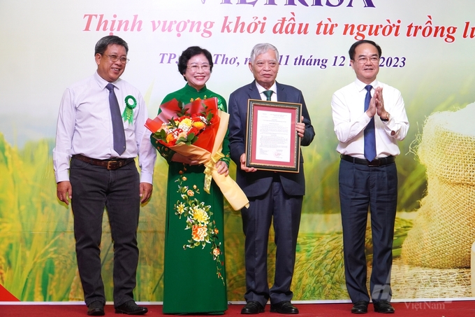 Lãnh đạo Bộ Nội vụ trao quyết định thành lập Hiệp hội ngành hàng lúa gạo Việt Nam. Ảnh: Kim Anh.