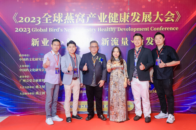 CEO Trần Thanh Hải (thứ 3 từ bên phải qua) tham dự Hội nghị ngành yến sào toàn cầu, được tổ chức tại Trung Quốc.
