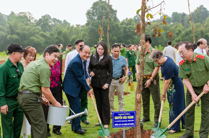 Các đại biểu trồng cây lưu niệm tại tiểu khu 379 rừng Mã Đà.