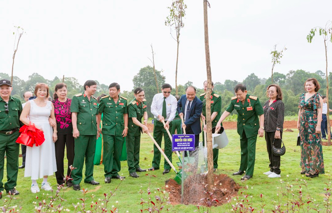 Các đại biểu trồng cây lưu niệm tại tiểu khu 379 rừng Mã Đà.