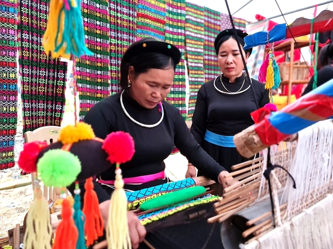 Đào tạo, phát triển nghề dệt thổ cẩm gắn với du lịch nông thôn tạo sinh kế cho hộ nghèo ở Lâm Bình vươn lên thoát nghèo hiệu quả. Ảnh: Đào Thanh.