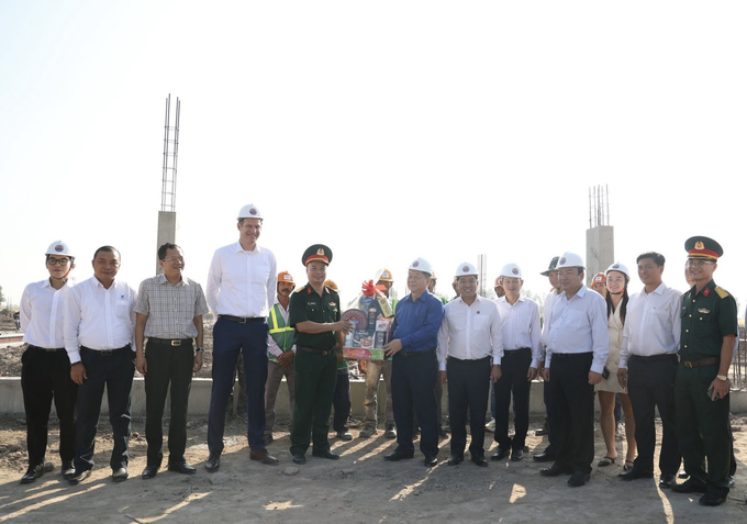 Ông Nguyễn Trọng Nghĩa đã động viên và chúc các kỹ sư, công nhân đang làm việc tại DHN Tây Ninh.