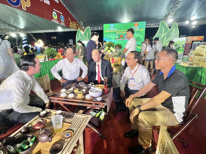 Thứ trưởng Phùng Đức Tiến đến tham quan gian hàng OCOP tại hội chợ Festival tôm Cà Mau. Ảnh: Trọng Linh.