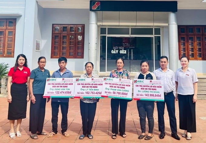 Bảo hiểm Agribank - Chi nhánh Phú Thọ thực hiện chi trả quyền lợi bảo hiểm Bảo an tín dụng với tổng số tiền hơn 427 triệu đồng cho các gia đình khách hàng. Ảnh: ABIC Phú Thọ.