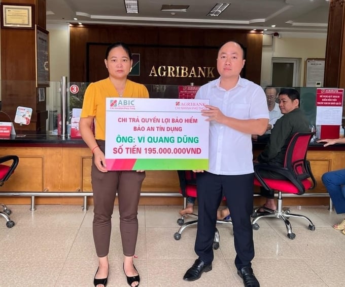 Đại diện Bảo hiểm Agribank Chi nhánh Phú Thọ thực hiện chi trả quyền lợi bảo hiểm Bảo an tín dụng cho khách hàng số tiền 195 triệu đồng. Ảnh: ABIC Phú Thọ.