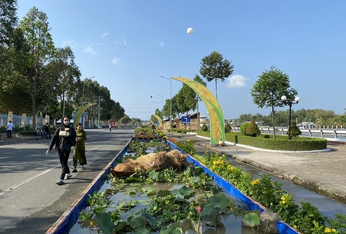 Con đường lúa gạo được tái hiện bên kênh Xà No của thành phố Vị Thanh.