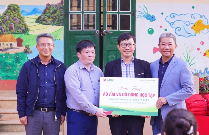 Ông Nguyễn Tiến Hải - Chủ tịch HĐQT Bảo hiểm Agribank (bên phải) - trao quà tặng cho Trường PTDTBT THCS Pa Cheo (Bát Xát, Lào Cai). Ảnh: ABIC.