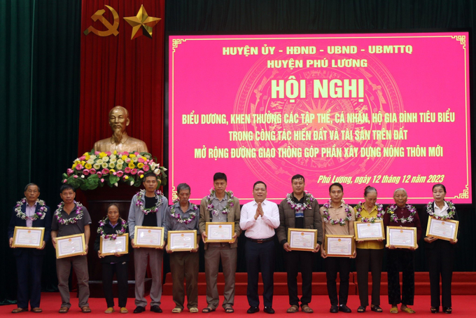 Chủ tịch UBND huyện Phú Lương Nguyễn Hoàng Mác (giữa) khen thưởng các tập thể, hộ gia đình, cá nhân tiêu biểu hiến đất xây dựng nông thôn mới.