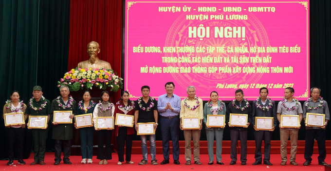 Bí thư Huyện uỷ Phú Lương Nguyễn Quốc Hữu (giữa) khen thưởng các tập thể, hộ gia đình, cá nhân tiêu biểu hiến đất xây dựng nông thôn mới.