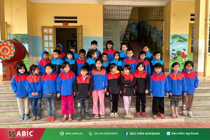Bảo hiểm Agribank trao tặng gần 1.000 chiếc áo ấm cho các em học sinh của huyện Bát Xát, tỉnh Lào Cai. Ảnh: ABIC.