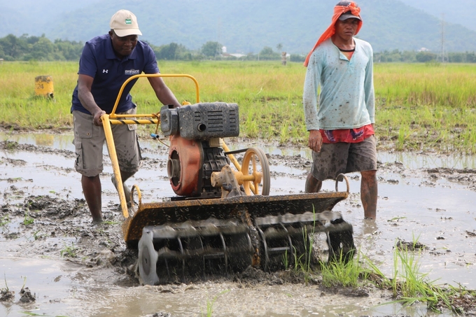 Các đại biểu từ khu vực châu Phi trải nghiệm công nghệ canh tác lúa tại tỉnh Hậu Giang. Ảnh: Quỳnh Chi.