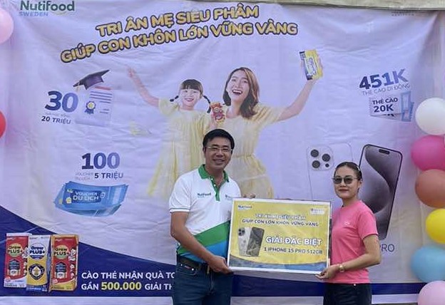 Khách hàng Nguyễn Thị Bích vui mừng nhận giải đặc biệt – iPhone 15 Pro. Ảnh: Nutifood.