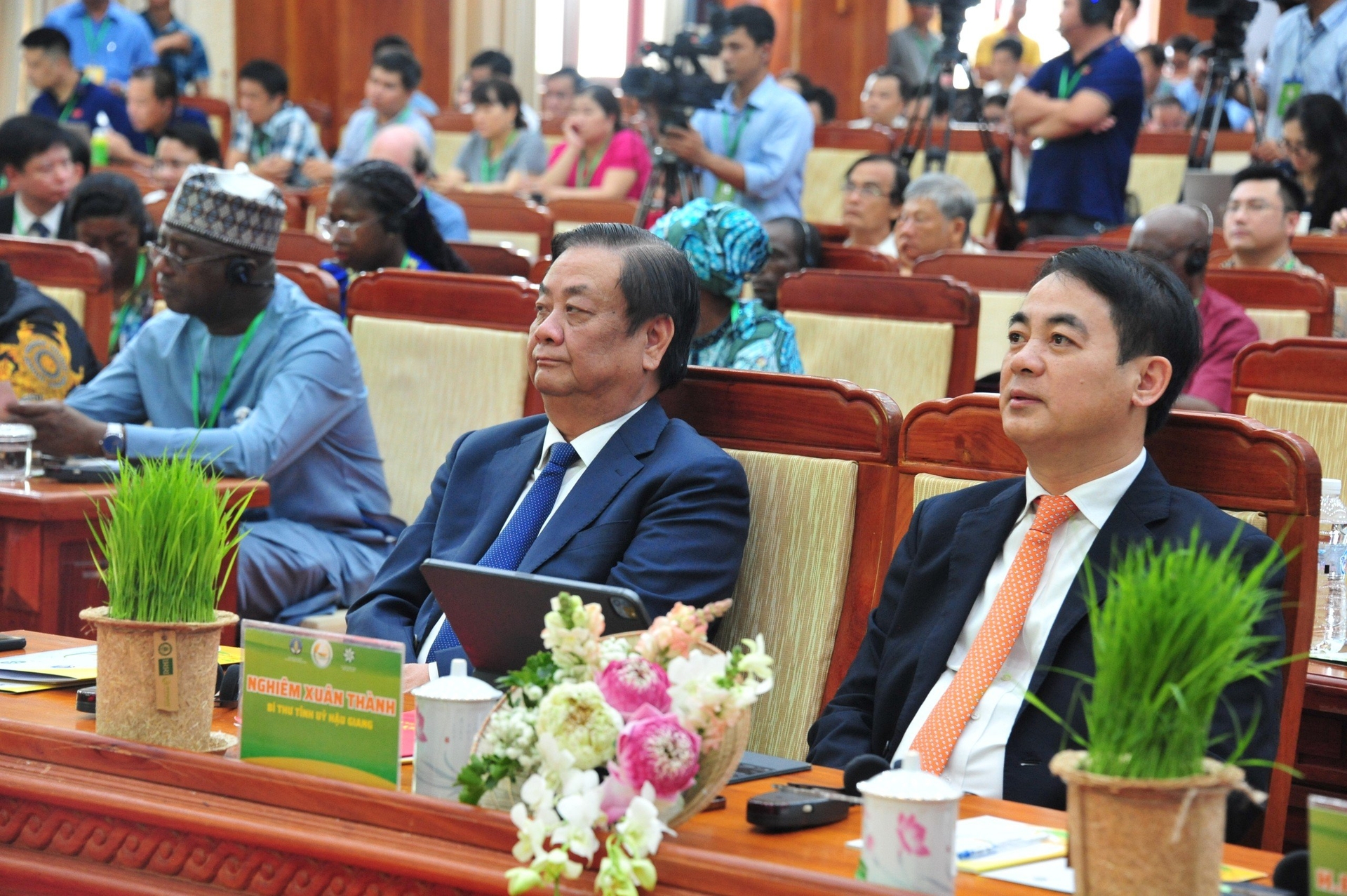 Hội thảo chiều 12/12 có sự tham gia của Bộ trưởng Lê Minh Hoan, Bí thư Nghiêm Xuân Thành cùng nhiều lãnh đạo Trung ương, địa phương.