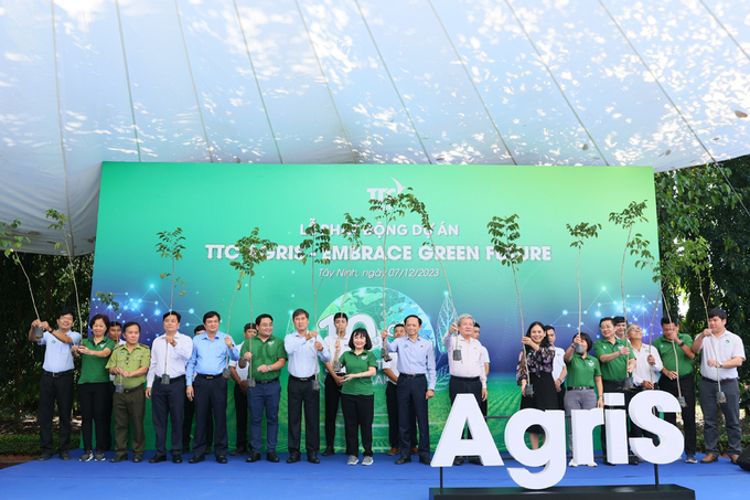 Ban lãnh đạo TTC AgriS thực hiện nghi thức phát động Dự án TTC AgriS Embrace Green Future – Chương trình trồng '10 triệu cây xanh – Kiến tạo tương lai xanh' tại Tây Ninh dưới sự chứng kiến của đại diện chính quyền địa phương.
