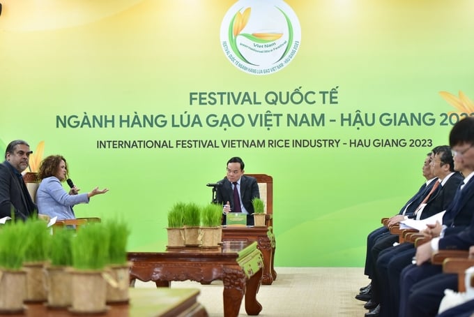 Phó Thủ tướng Trần Lưu Quang tiếp xã giao các tổ chức quốc tế, Viện nghiên cứu quốc tế, khách quốc tế... Ảnh: Tùng Đinh.