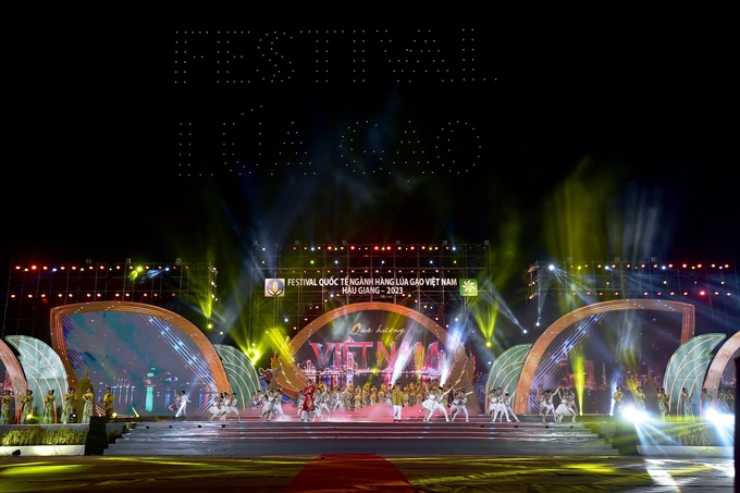 Trình diễn nghệ thuật tại lễ khai mạc Festival Quốc tế ngành hàng lúa gạo Việt Nam - Hậu Giang 2023.