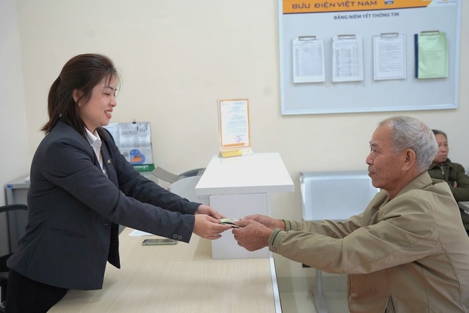 Chị Xiêm Thúy Hà, nhân viên Bưu điện – Văn hóa xã Khôi Kỳ thực hiện các thao tác rút tiền chi trả chế độ cho người hưởng.